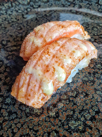 E. Sushis saumon flambé, mayonnaise<br/>2 pièces