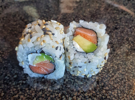 I. California rolls Saumon, fromage frais, avocat, sauce épicée