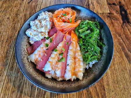 E. Chirashi <br/>Saumon, thon, crevette, chair de crabe, wakame, avocat